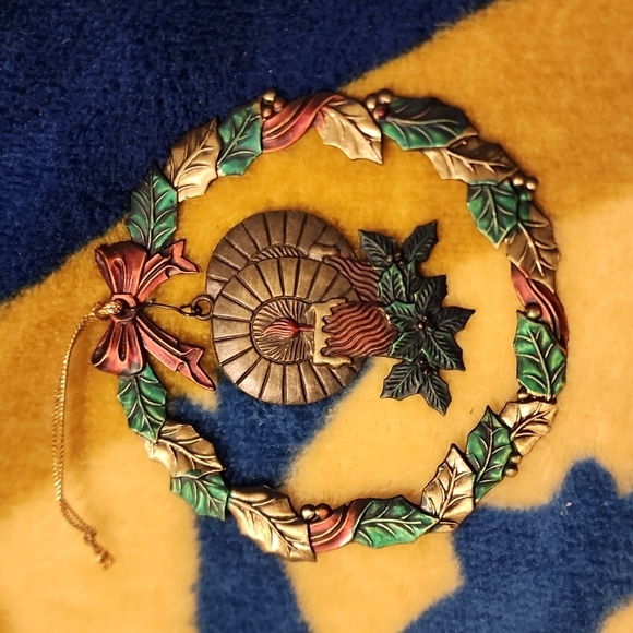 Russ The Heirloom Collection Metal Wreath and Candles Ornament Item No. 5918 - Picture 3 of 4